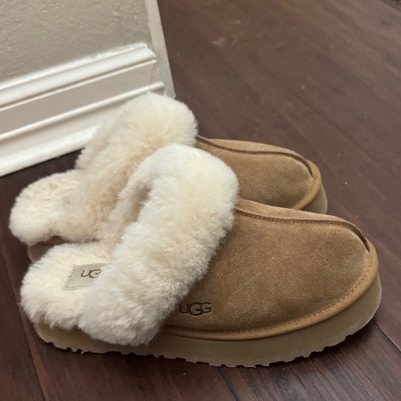 UGG Slippers - Picture 8 of 8